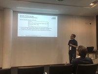 Marc Leinweber hält einen Vortrag